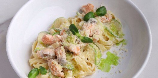 Феттучини с лососем и цуккини