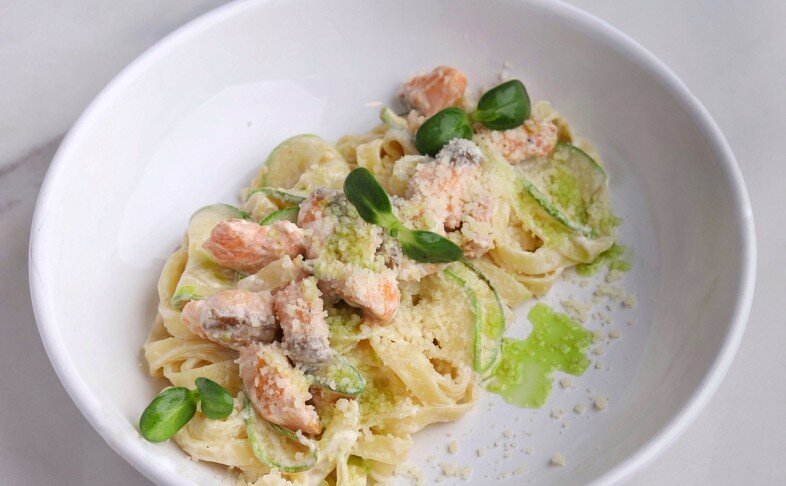 Феттучини с лососем и цуккини