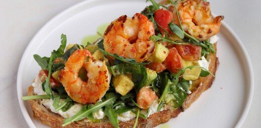 Брускетта с креветками и авокадо