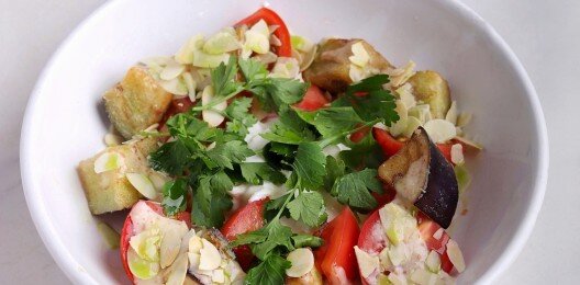 Салат со страчателлой, томатами и баклажаном