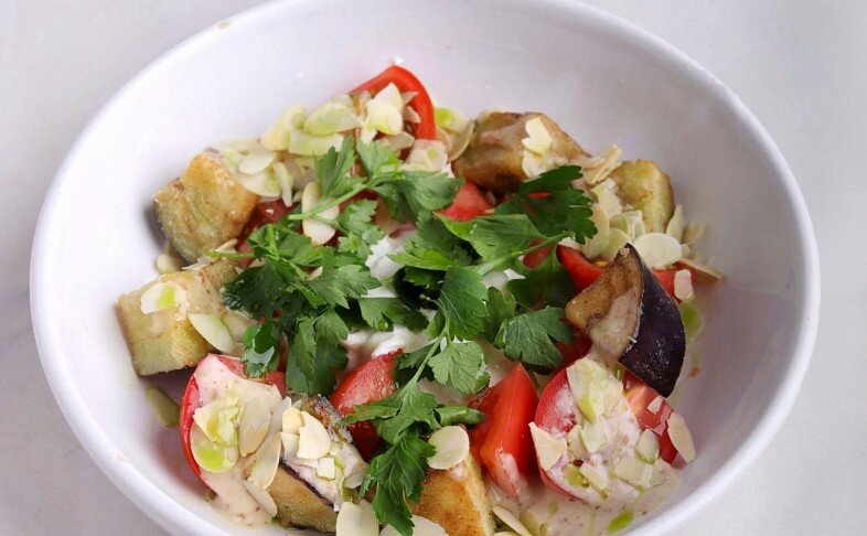 Салат со страчателлой, томатами и баклажаном