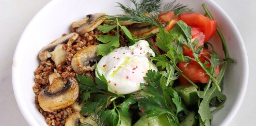 Гречка с грибами и яйцом пашот