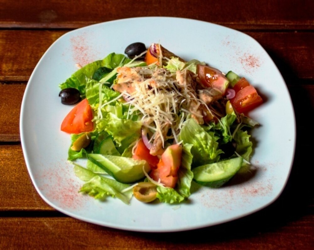 Теплый салат с лососем в соусе терияки и свежими овощами