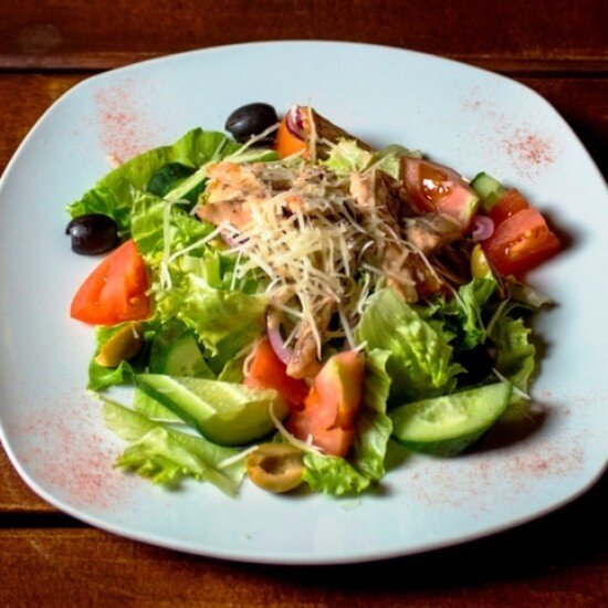 Теплый салат с лососем в соусе Терияки и свежими овощами