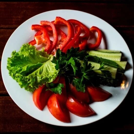 Свежие овощи с зеленью