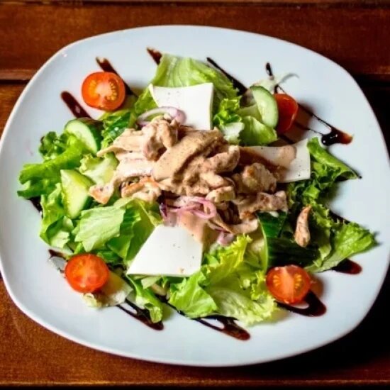 Теплый салат с бужениной, мягким сыром и листьями салата