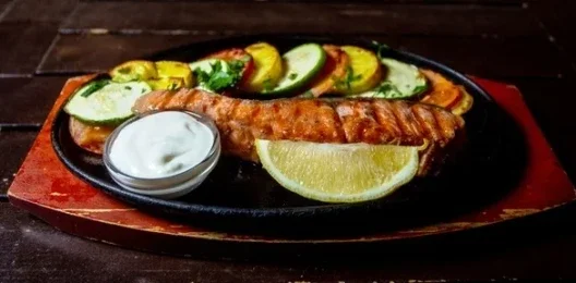 Лосось запеченный с овощами и сливочным соусом