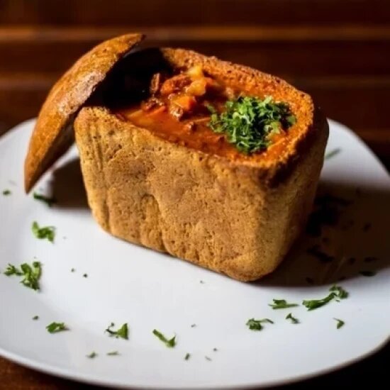 Фирменный суп-гуляш «Баррель» в буханочке хлеба