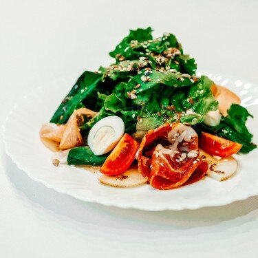 Салат с пармой и грушей