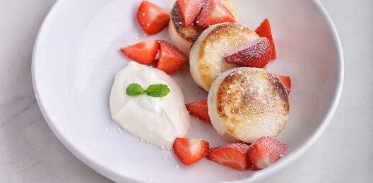 Сырники с клубникой и ягодным соусом
