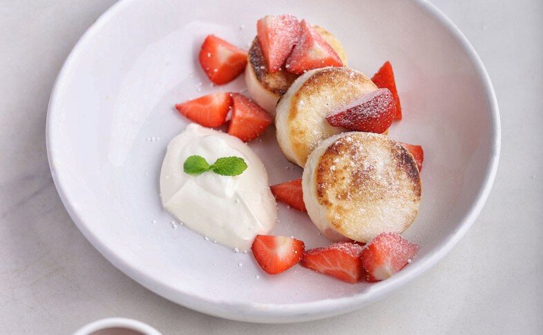 Сырники с клубникой и ягодным соусом