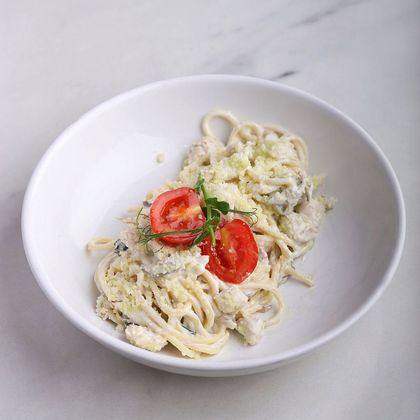 Спагетти с курицей, грибами и шпинатом