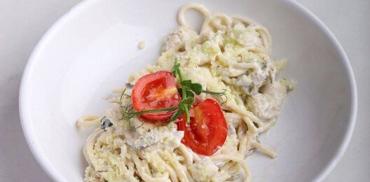 Спагетти с курицей, грибами и шпинатом