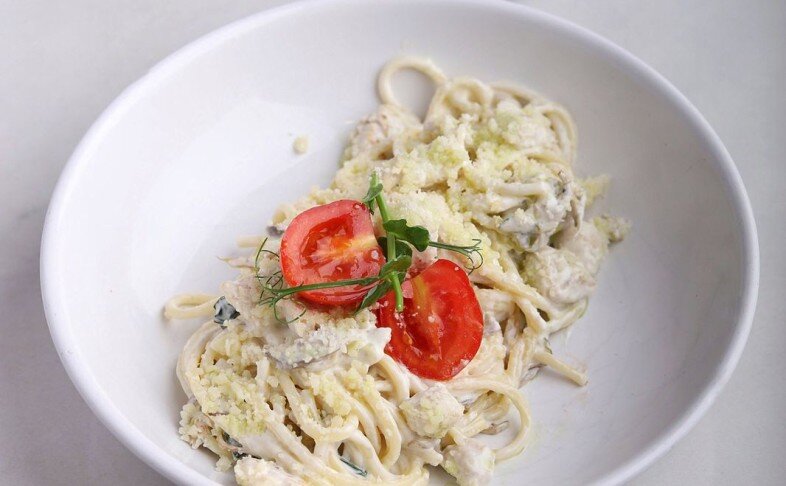 Спагетти с курицей, грибами и шпинатом