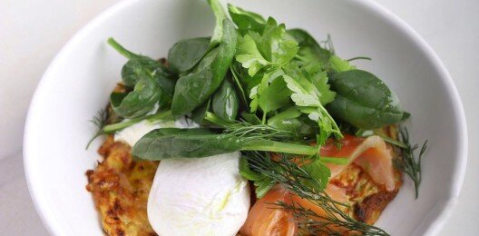 Драник из цуккини с лососем и яйцом пашот