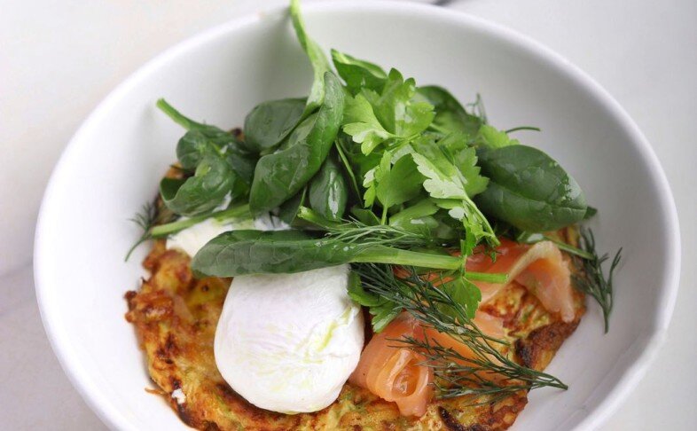 Драник из цуккини с лососем и яйцом пашот