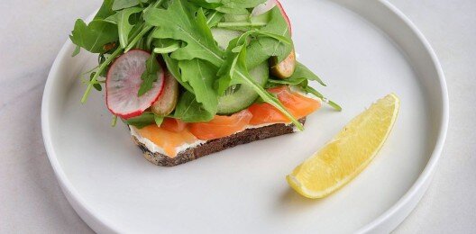 Брускетта с лососем и каперсами