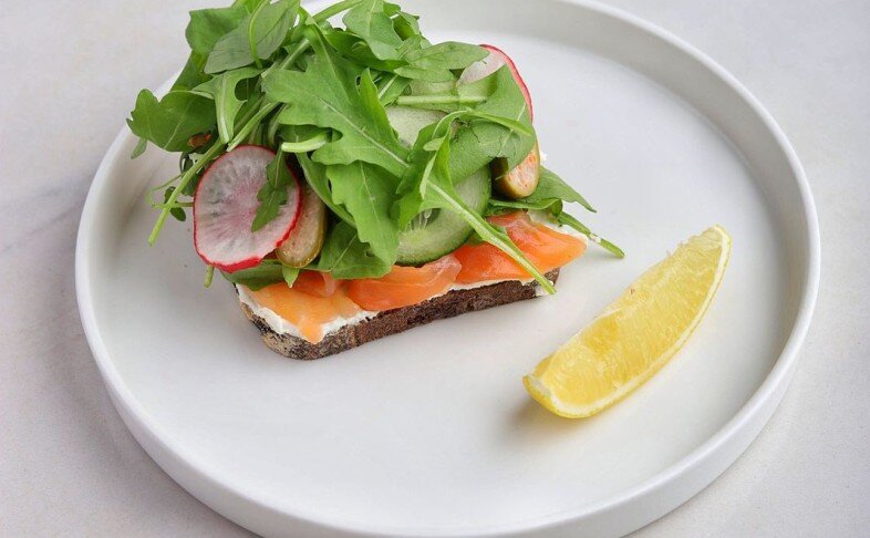 Брускетта с лососем и каперсами