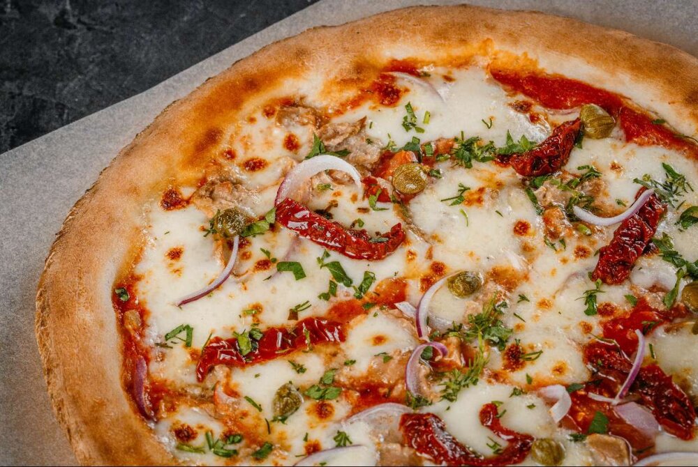 Пицца «Наполи» с тунцом, сыром моцарелла и томатами