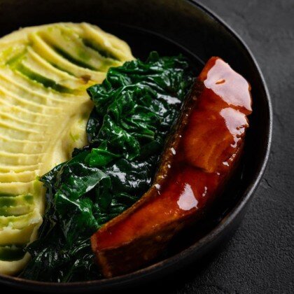 Филе лосося в соусе терияки, с картофельным пюре и шпинатом