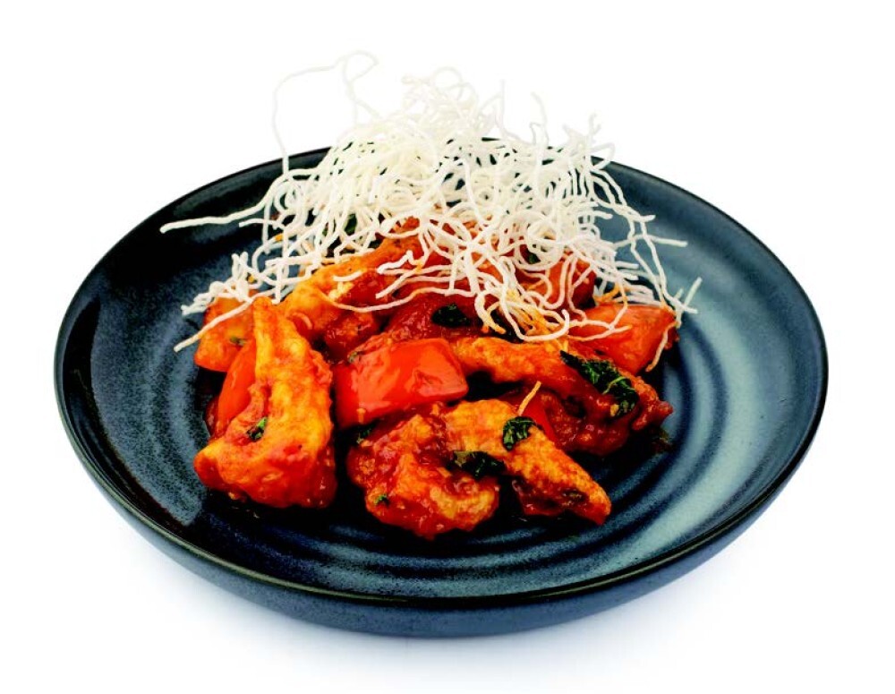 Pikantne krewetki tygrysie w sosie pomidorowym z bazylią i chili