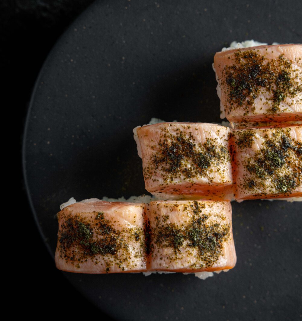 Суши ролл с опаленным лососем, сливочным сыром и васаби дрессингом