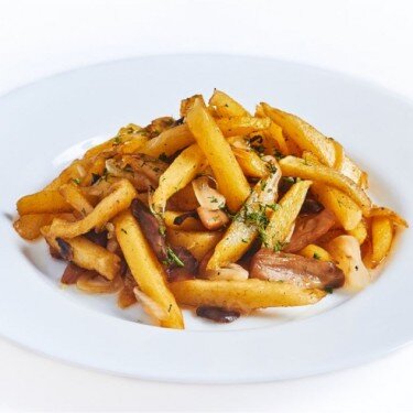 Жареный картофель с мясом и грибами