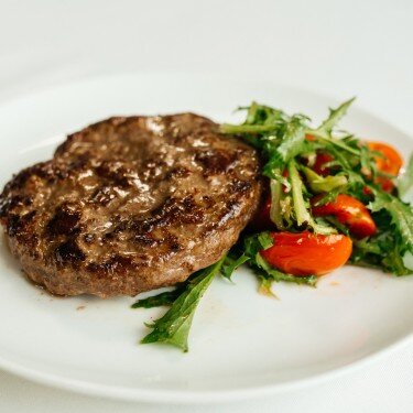 Рубленый бифштекс с томатами