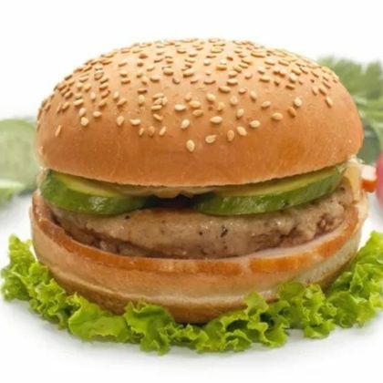 Бургер с котлетой и маринованным огурчиком