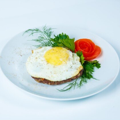 Бифштекс с яйцом и сыром