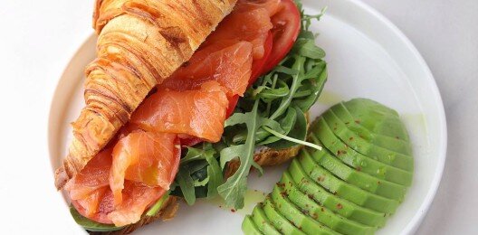 Круассан с лососем,  авокадо и зеленым маслом