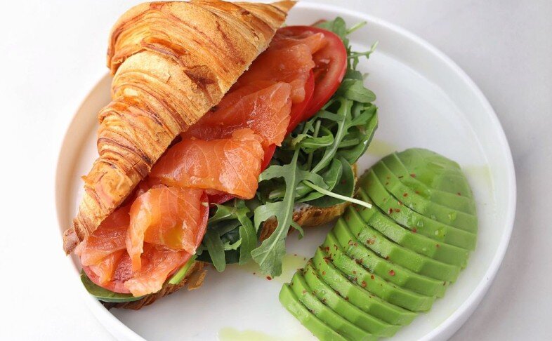 Круассан с лососем,  авокадо и зеленым маслом