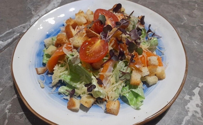 Салат «Цезарь» с лососем