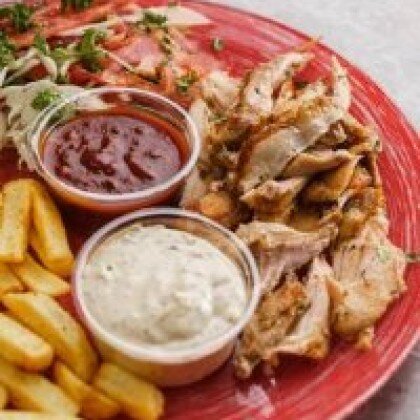 Гирос на тарелке