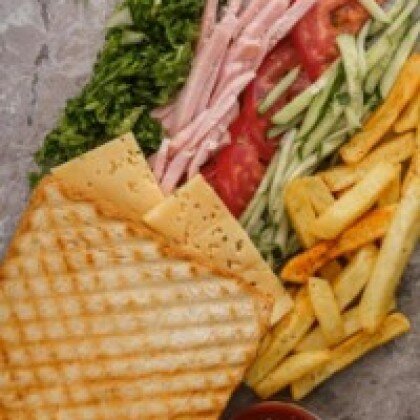 Сэндвич с ветчиной картофелем фри и кетчупом