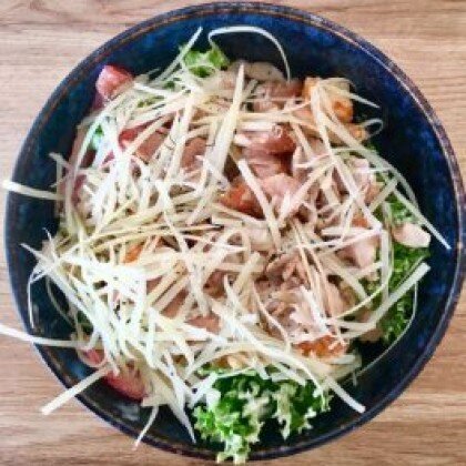 Салат «Цезарь» с курочкой на вертеле