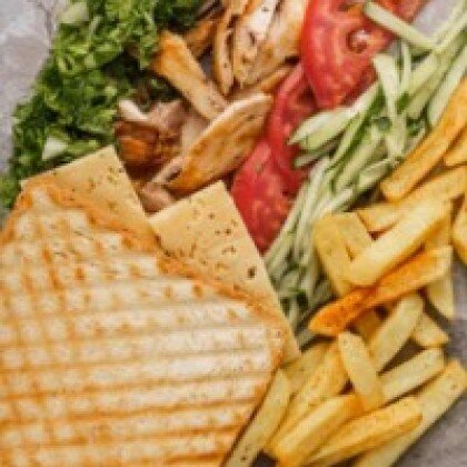 Сэндвич с курицей картофелем фри и кетчупом