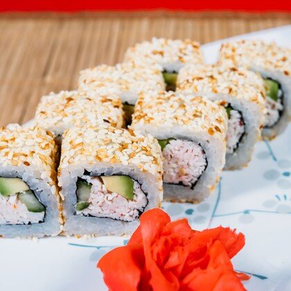 Ролл «Калифорния» в кунжуте