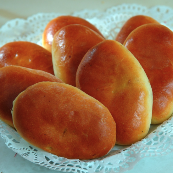 Пирожок с картофелем и сосиской