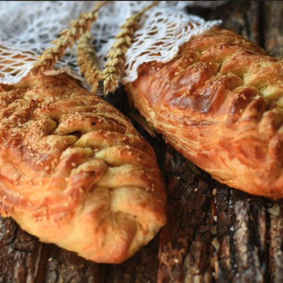 Самса из курицы с картофелем, сыром и луком