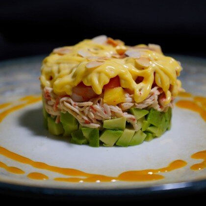 САЛАТ СО СНЕЖНЫМ КРАБОМ И АВОКАДО 195 ГР.