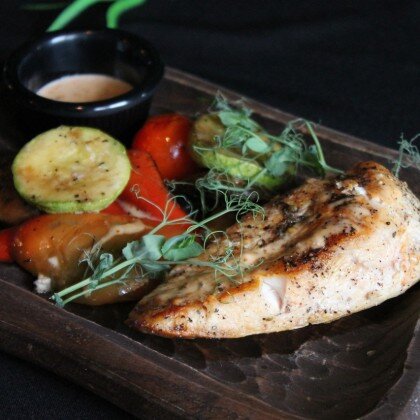 Куриный стейк под соусом Дорблю с овощами гриль