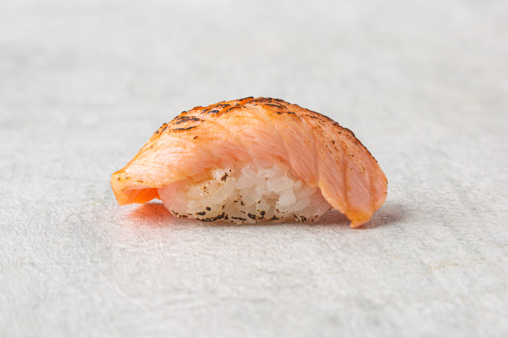 Суши нигири опаленный лосось