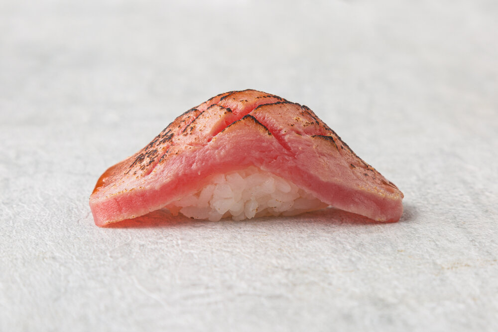 Суши опаленный тунец