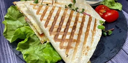 Кесадилья с курицей и грибами
