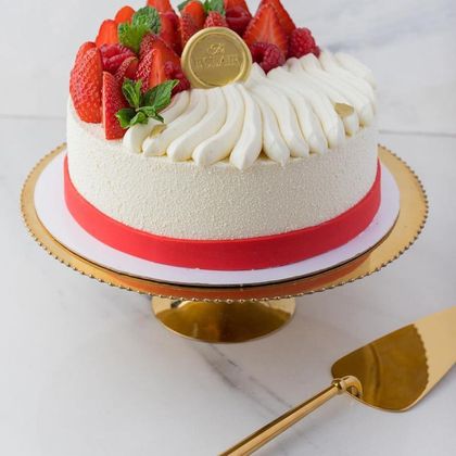 Йогуртово-клубничный муссовый торт