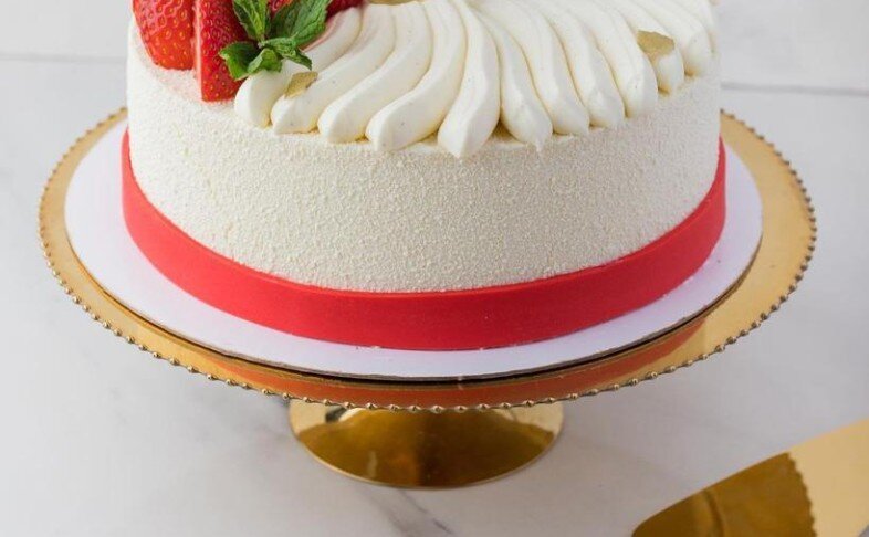 Йогуртово-клубничный муссовый торт