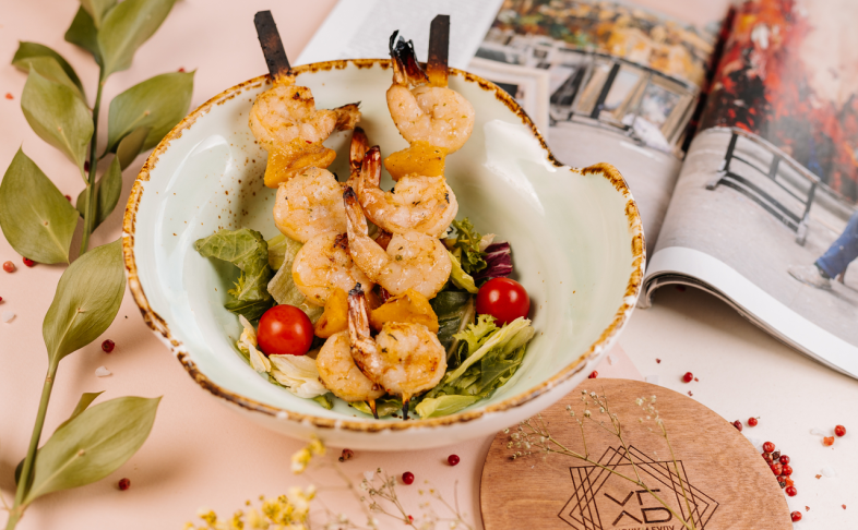 Креветки на гриле с персиками