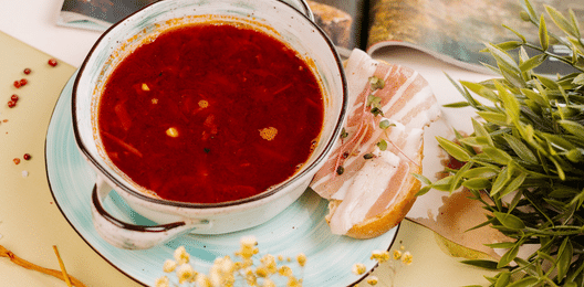 Борщ с говяжьим ребром и салом