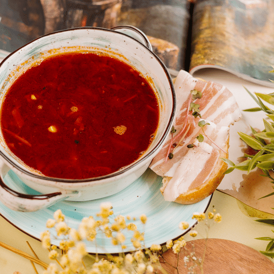 Борщ с говяжьим ребром и салом